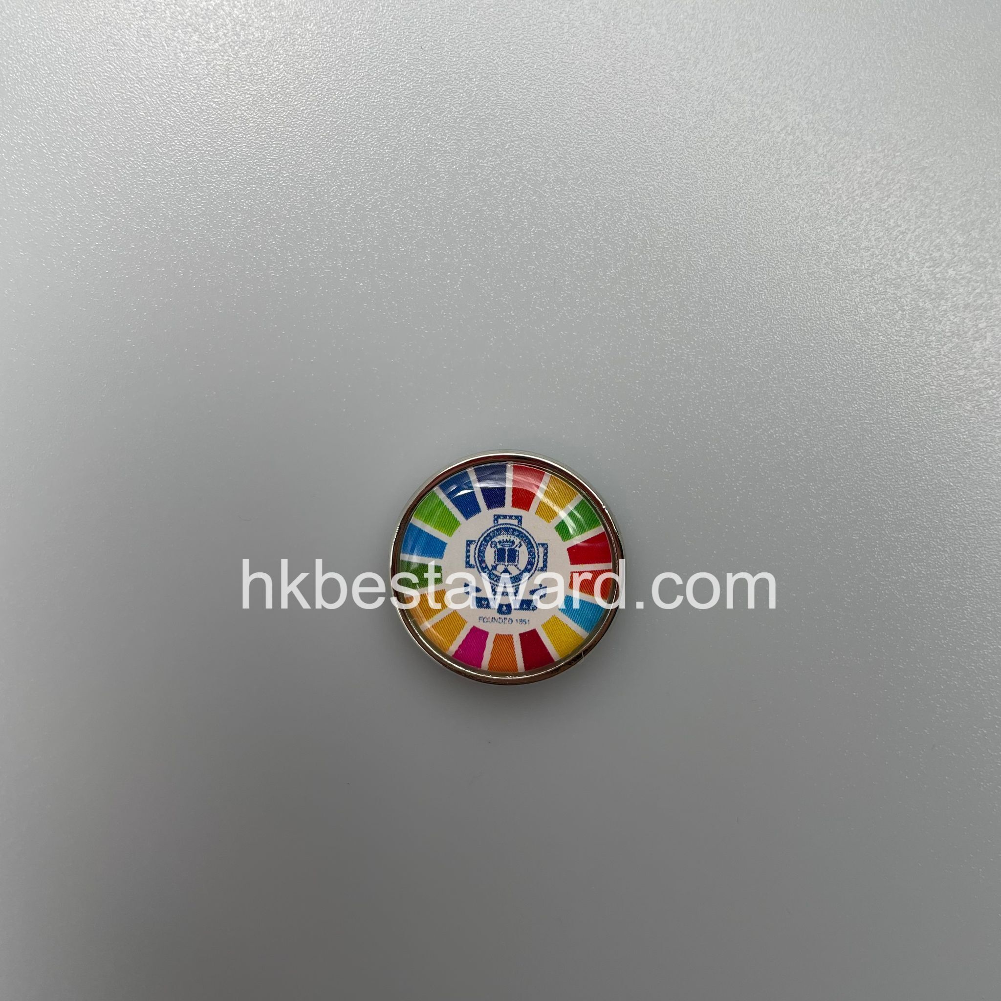 現代企業不可或缺的西裝配件：公司徽章的商務功用